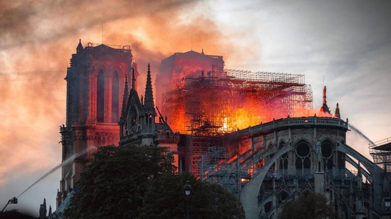 Notre Dame u plamenu